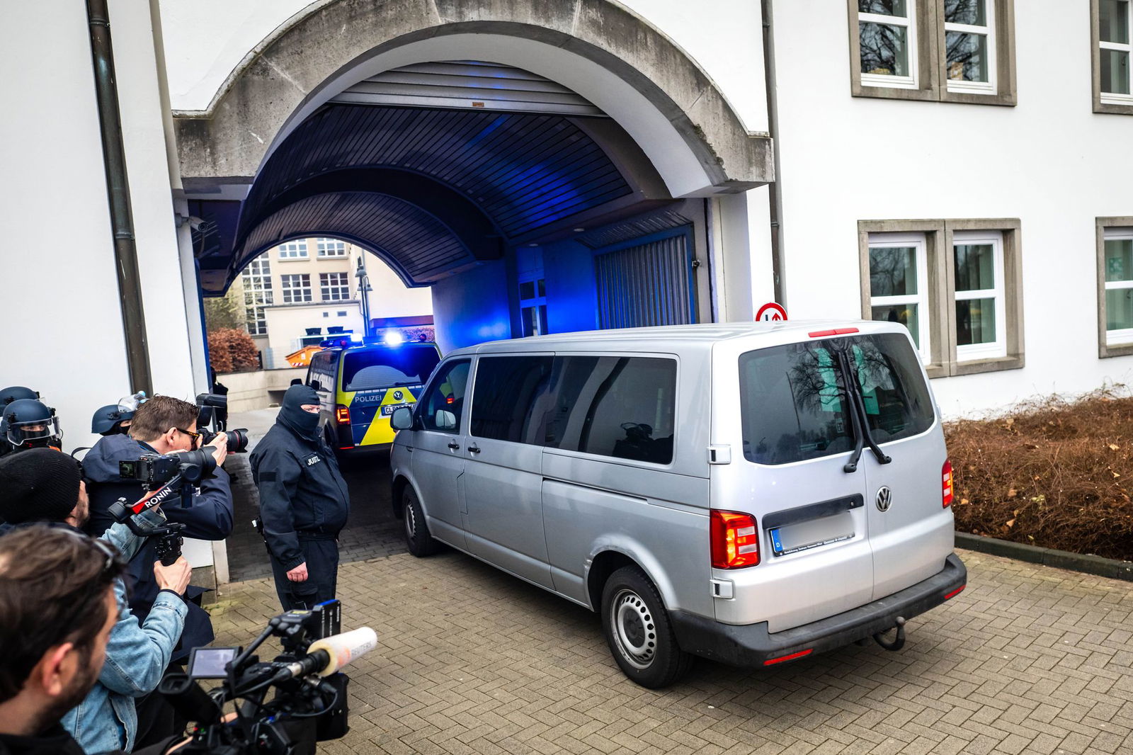 Daniela Klette wird mit einem Transporter zum Gerichtssaal gefahren. 