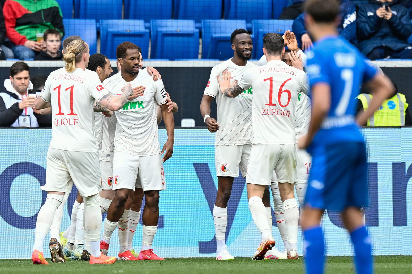 Führungstor für Augsburg: Joker Samuel Essende (3.v.l.) 