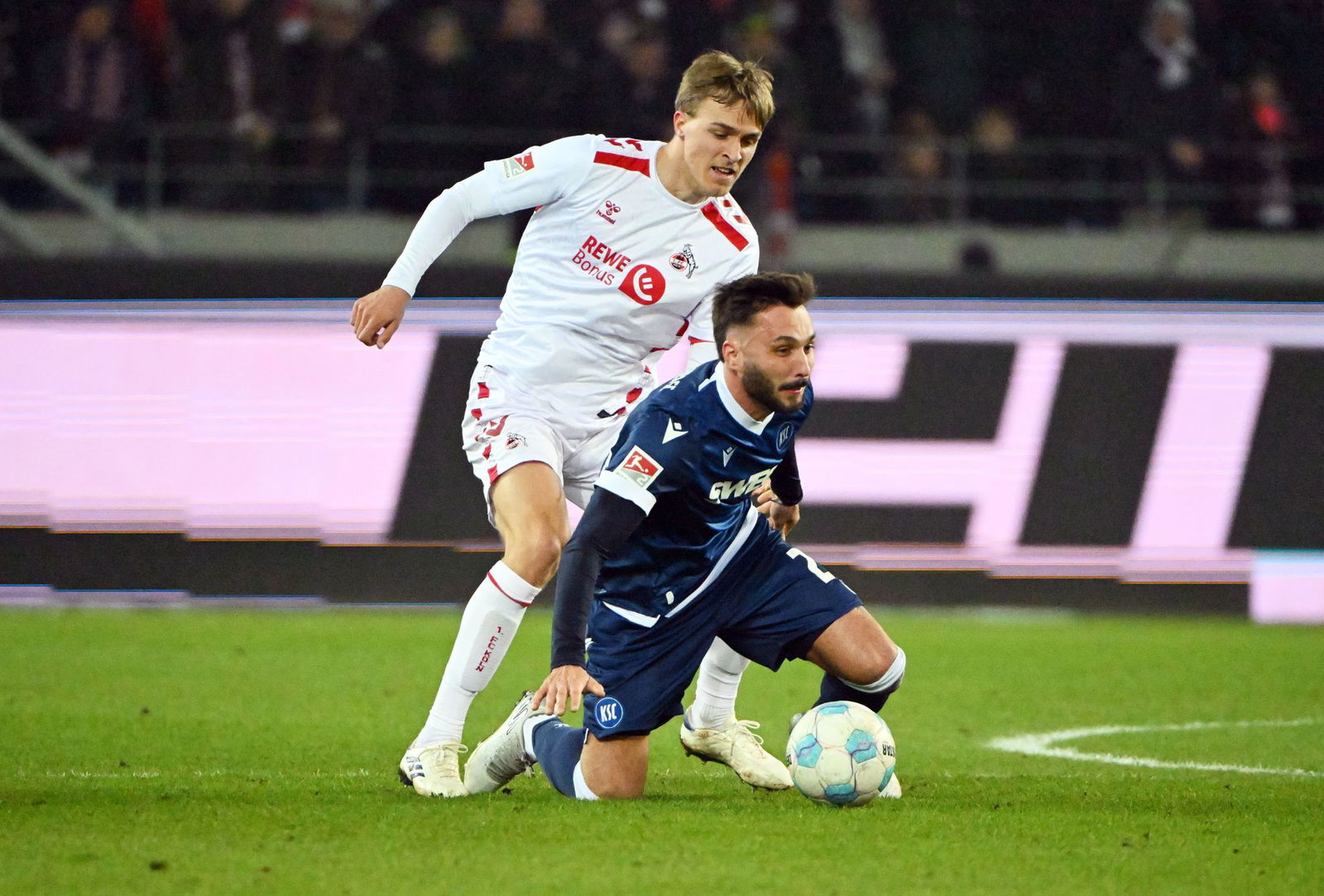 Traf entscheidend ins eigene Tor: Kölns Kapitän Timo Hübers (l.).