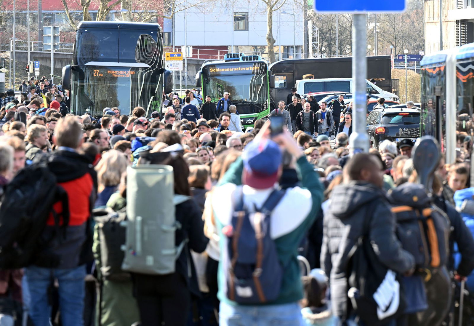 Beim Schienenersatzverkehr herrschte reichlich Andrang am Karlsruher Busbahnhof. 