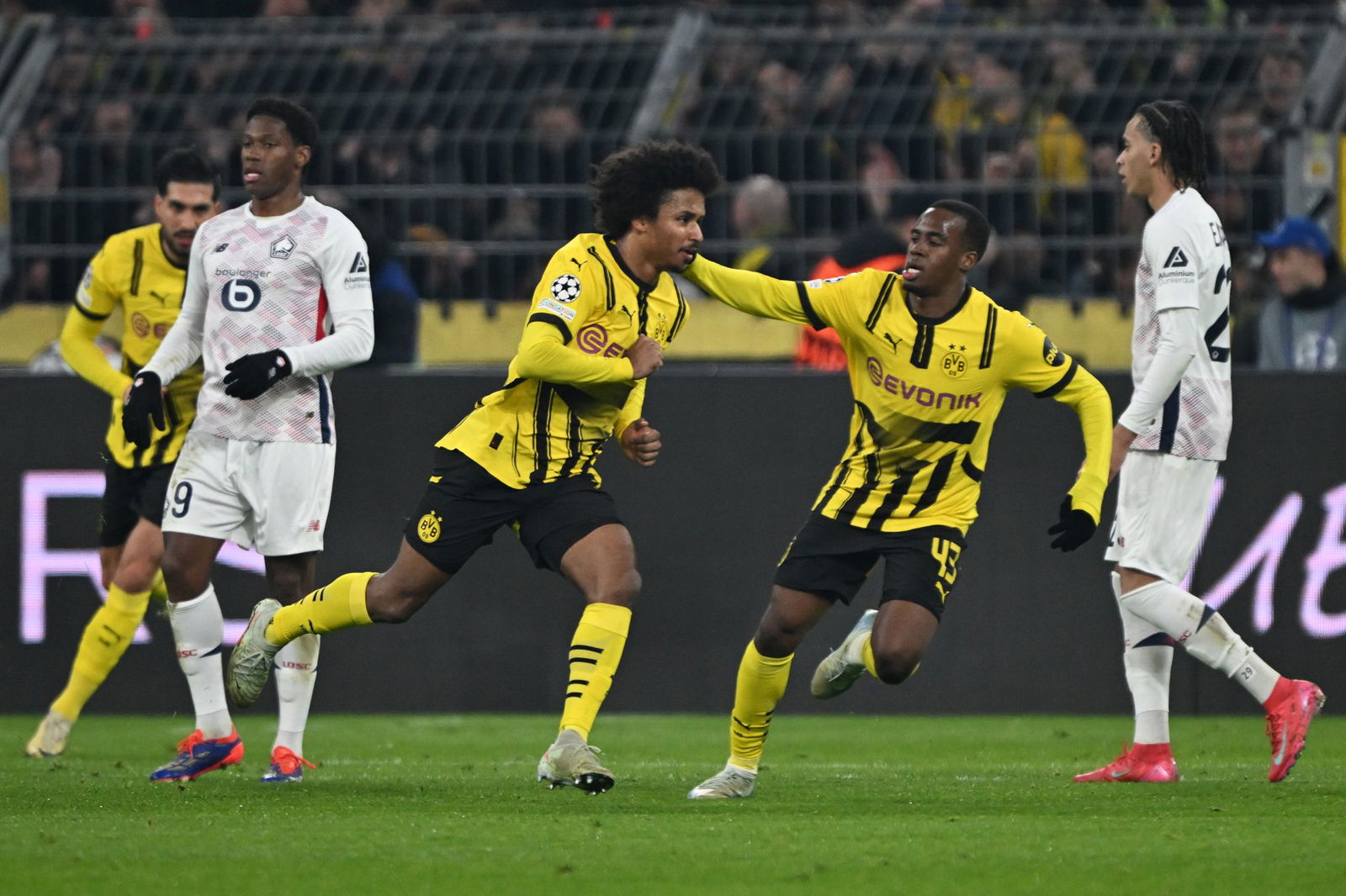 Karim Adeyemi trifft zur Führung von Borussia Dortmund.