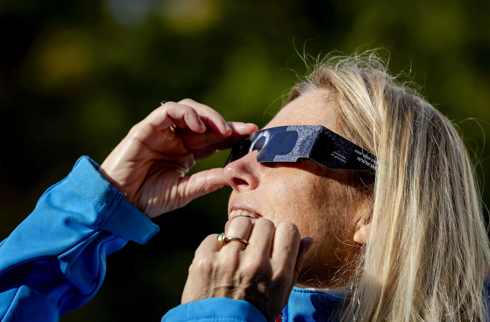 Frau beobachtet partielle Sonnenfinsternis