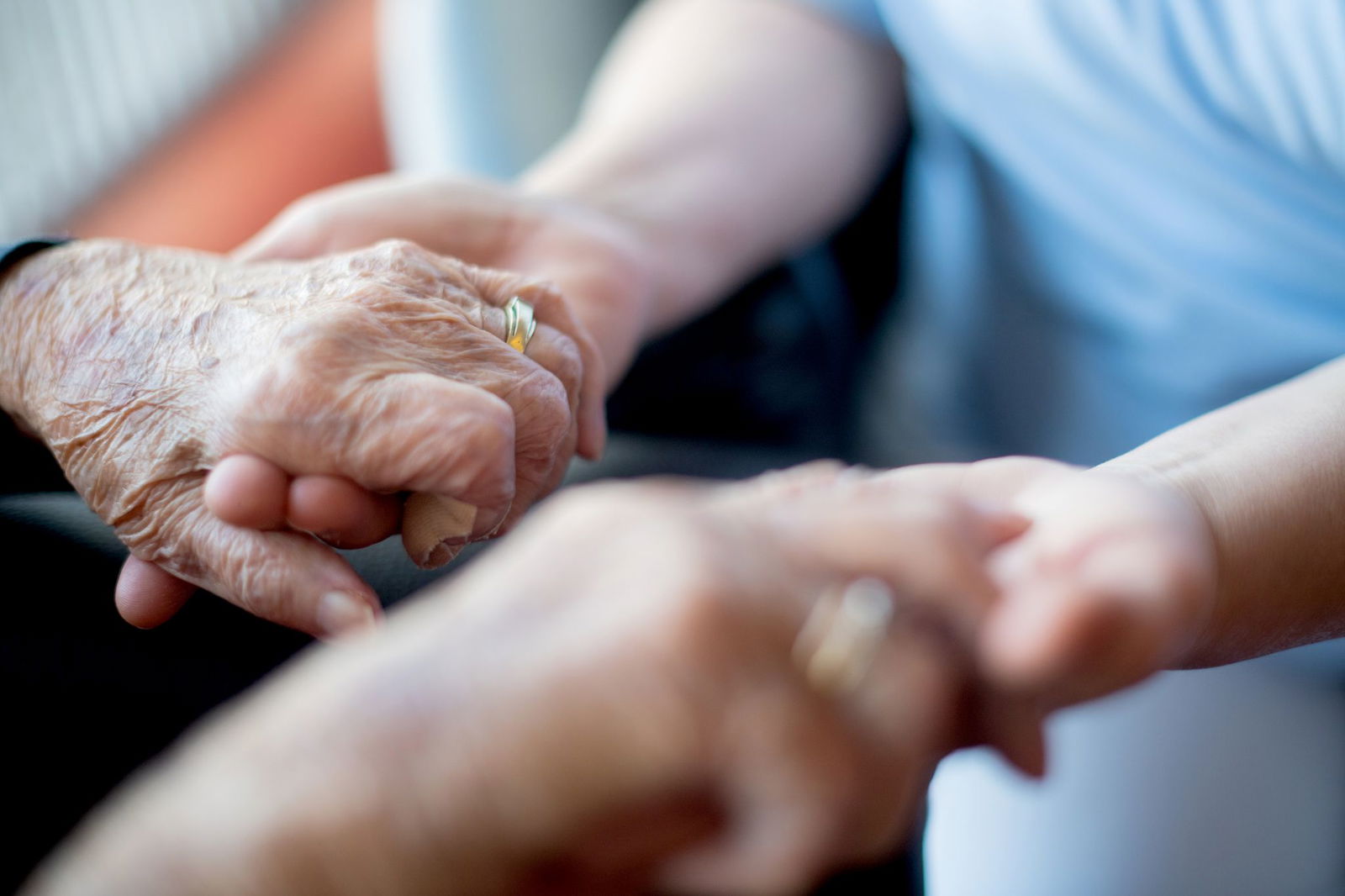 Wie geht es den Menschen in einer Pandemie unter Schutzmaßnahmen? Das will ein Team um den Mainzer Wissenschaftler und Mediziner Wild systematisch erfassen. (Symbolbild)