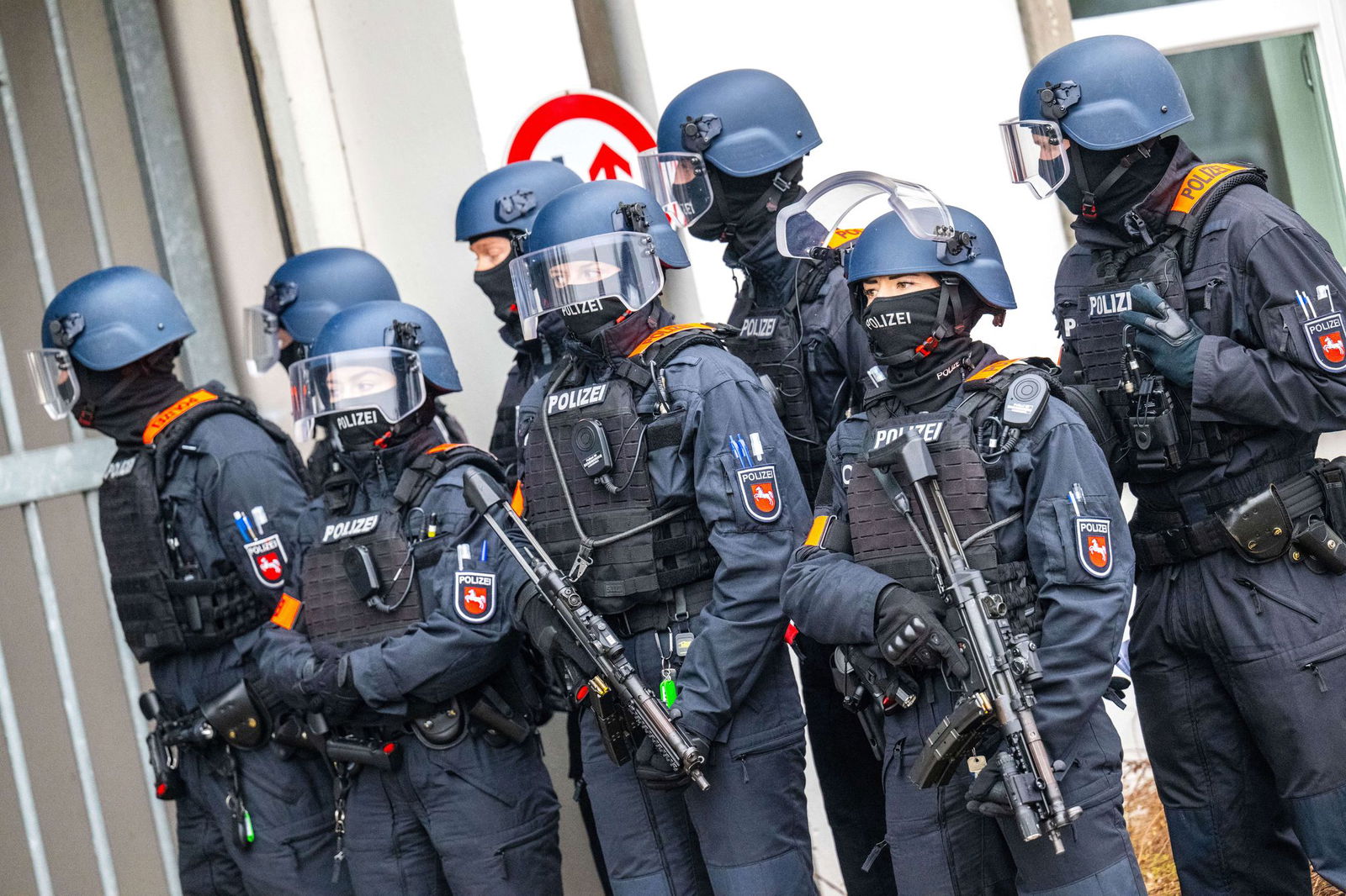 Bewaffnete Einsatzkräfte sicherten die Ankunft der Angeklagten.