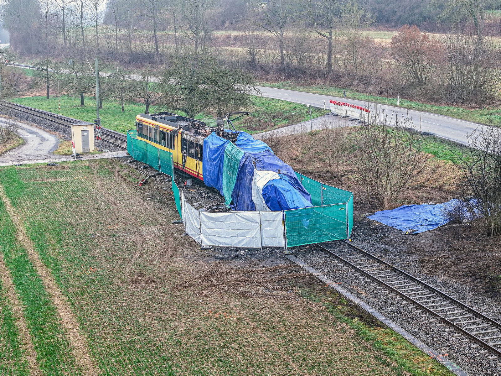 Die ausgebrannte Bahn wird am Donnerstag abtransportiert.