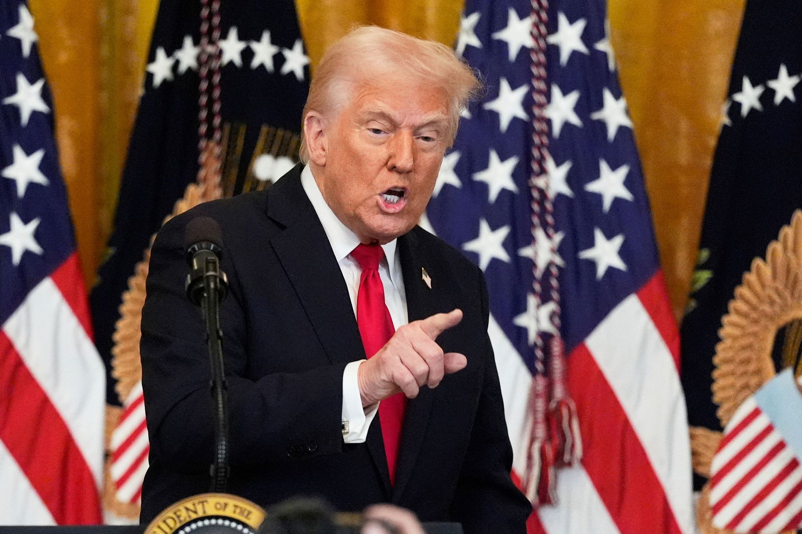  US-Präsident Trump nimmt Hegseth in Schutz. 