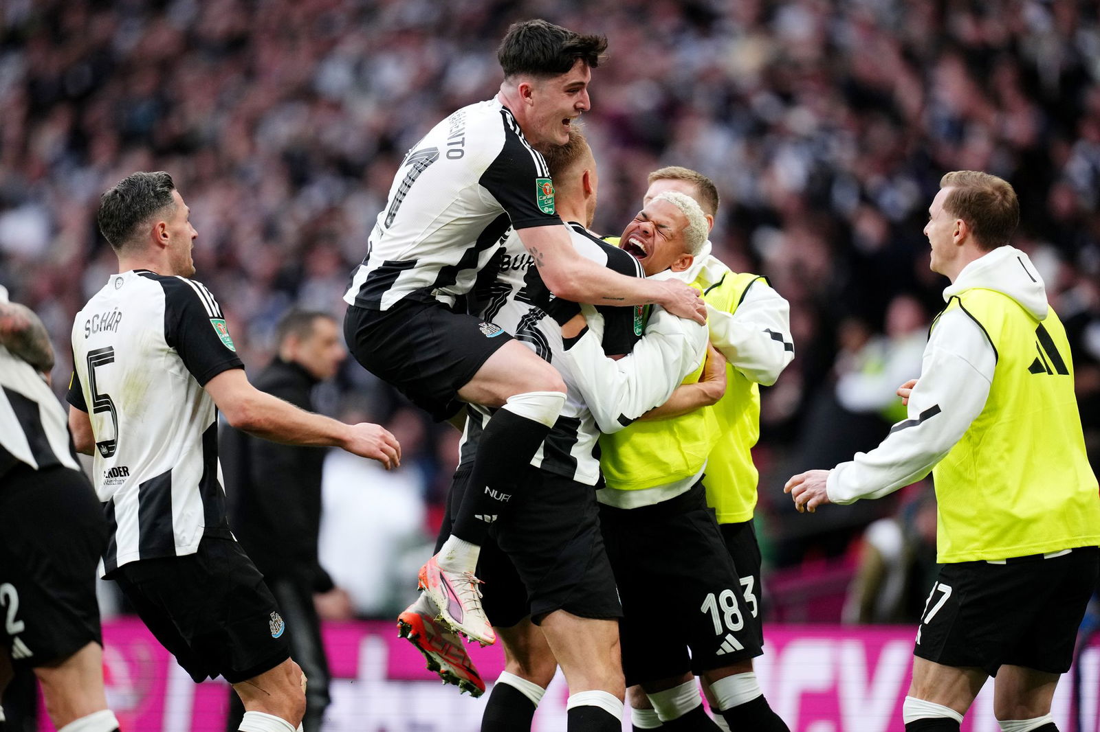 Die Profis von Newcastle United feiern das 1:0 durch Dan Burn. Der Ligapokal-Gewinn ist der erste nationale Titelerfolg des Clubs seit 70 Jahren.