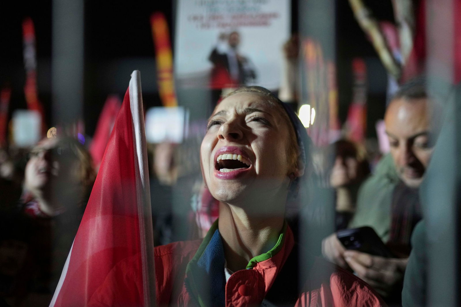 Erneut sind Tausende Menschen in der Türkei wegen der Festnahme des Istanbuler Bürgermeisters auf die Straßen gegangen. 