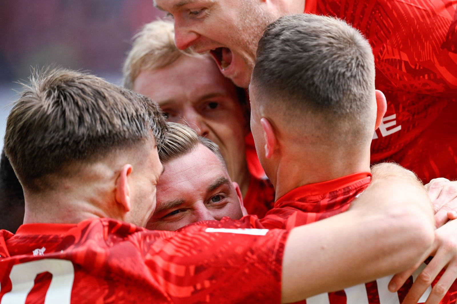 Die Spieler des 1. FC Kaiserslautern feiern den Sieg gegen Jahn Regensburg.