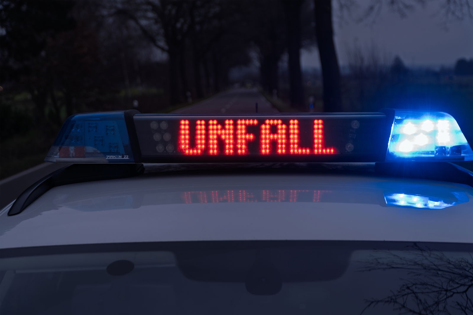 Streifenwagen mit Blaulicht und Unfall-Leuchte