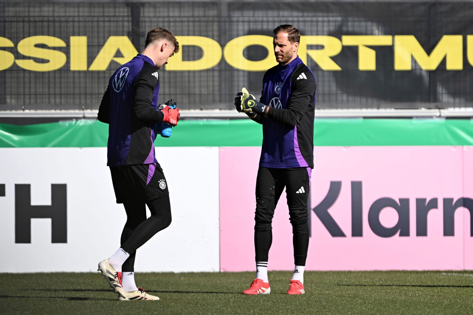 Oliver Baumann (r) steht gegen Italien im Tor.