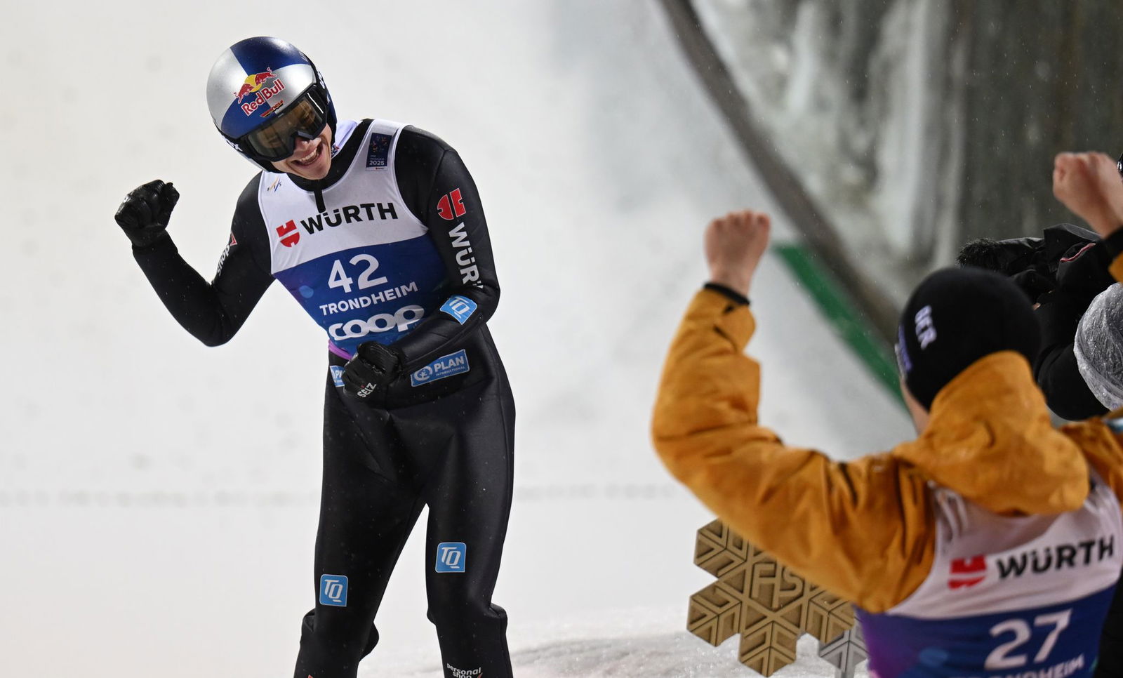 Wellinger bejubelt seinen zweiten Sprung.
