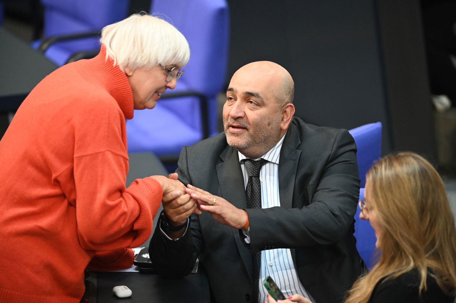 Die ehemalige Kulturstaatsministerin, Claudia Roth (Grüne), war früher einmal Bundestagsvizepräsidentin. Dass sie dieses Amt erneut anstrebt, kam für manche überraschend, während der ehemalige Grünen-Vorsitzende, Omid Nouripour, sein Interesse an einer K…