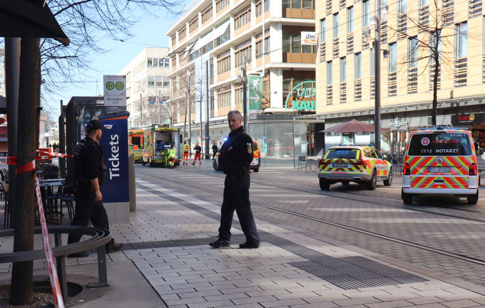 Nach der Todesfahrt in Mannheim bleiben Kaufhäuser am Dienstag geschlossen. 