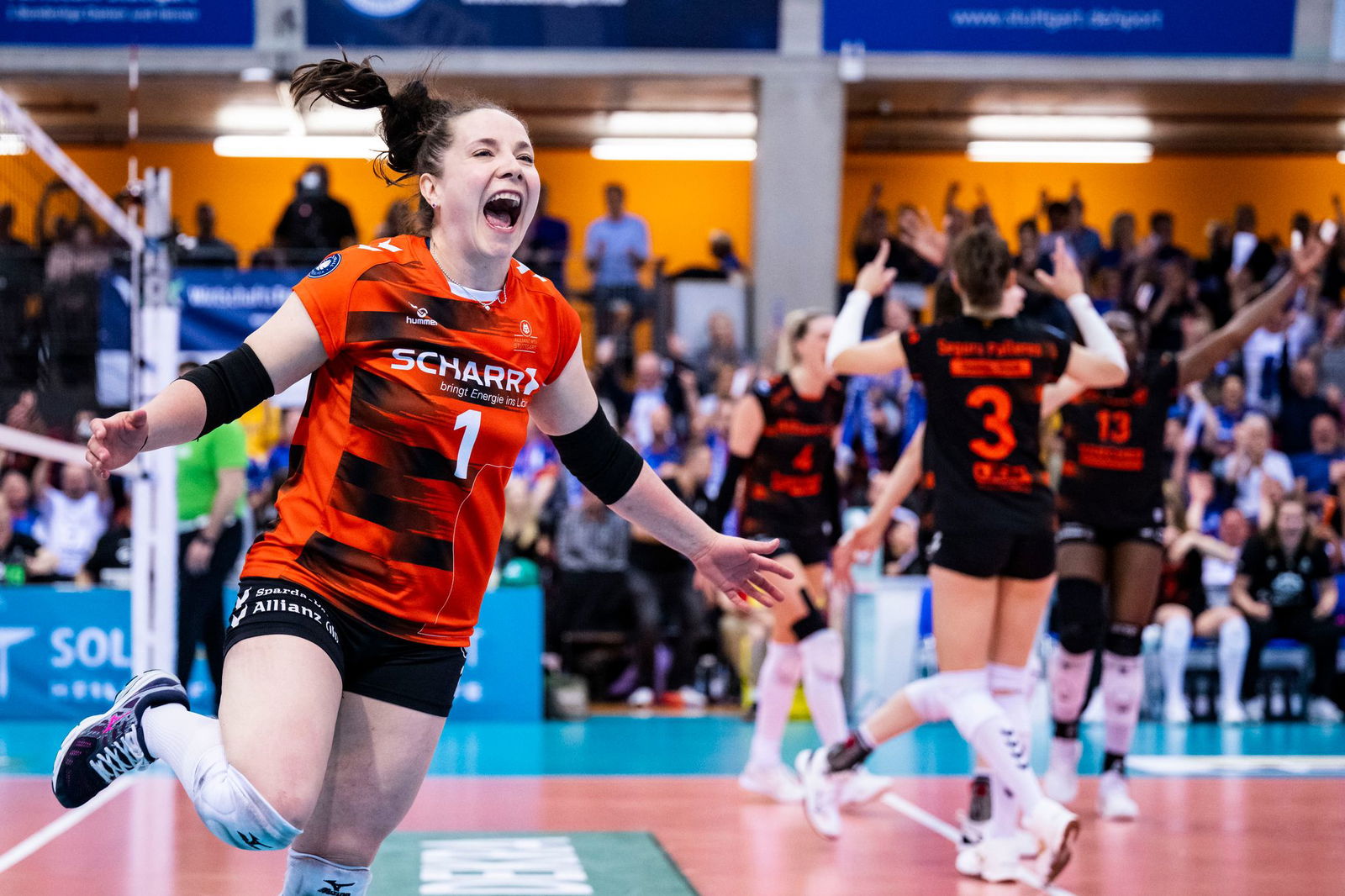 Stuttgarts Kapitänin Roosa Koskelo (l) macht am Saisonende Schluss.