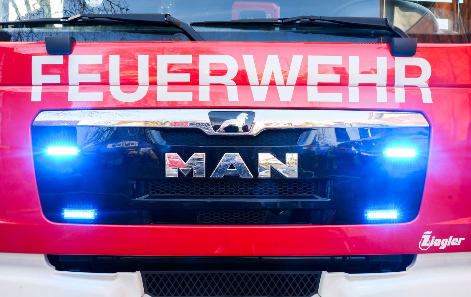 Die Feuerwehr wurde zu einem Waldbrand gerufen (Symbolbild)