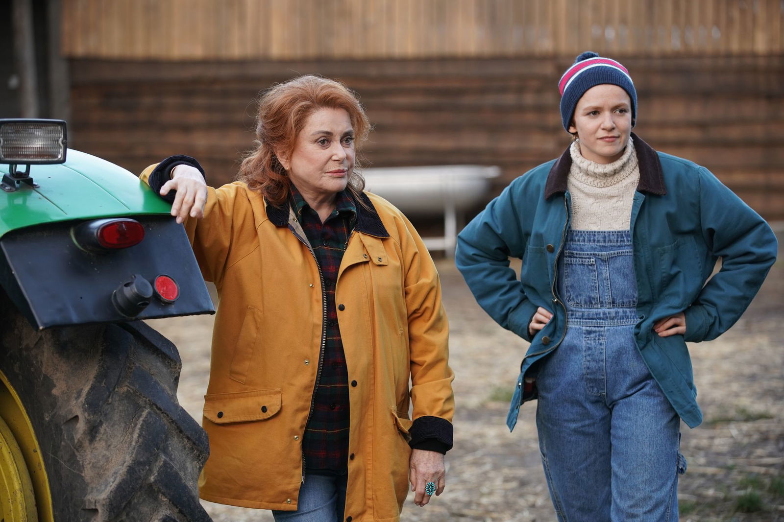Catherine Deneuve (l) als Solange und Morgan Saylor als ihre Enkelin Charlie in einer Szene des Films «Funny Birds - Das Gelbe vom Ei».
