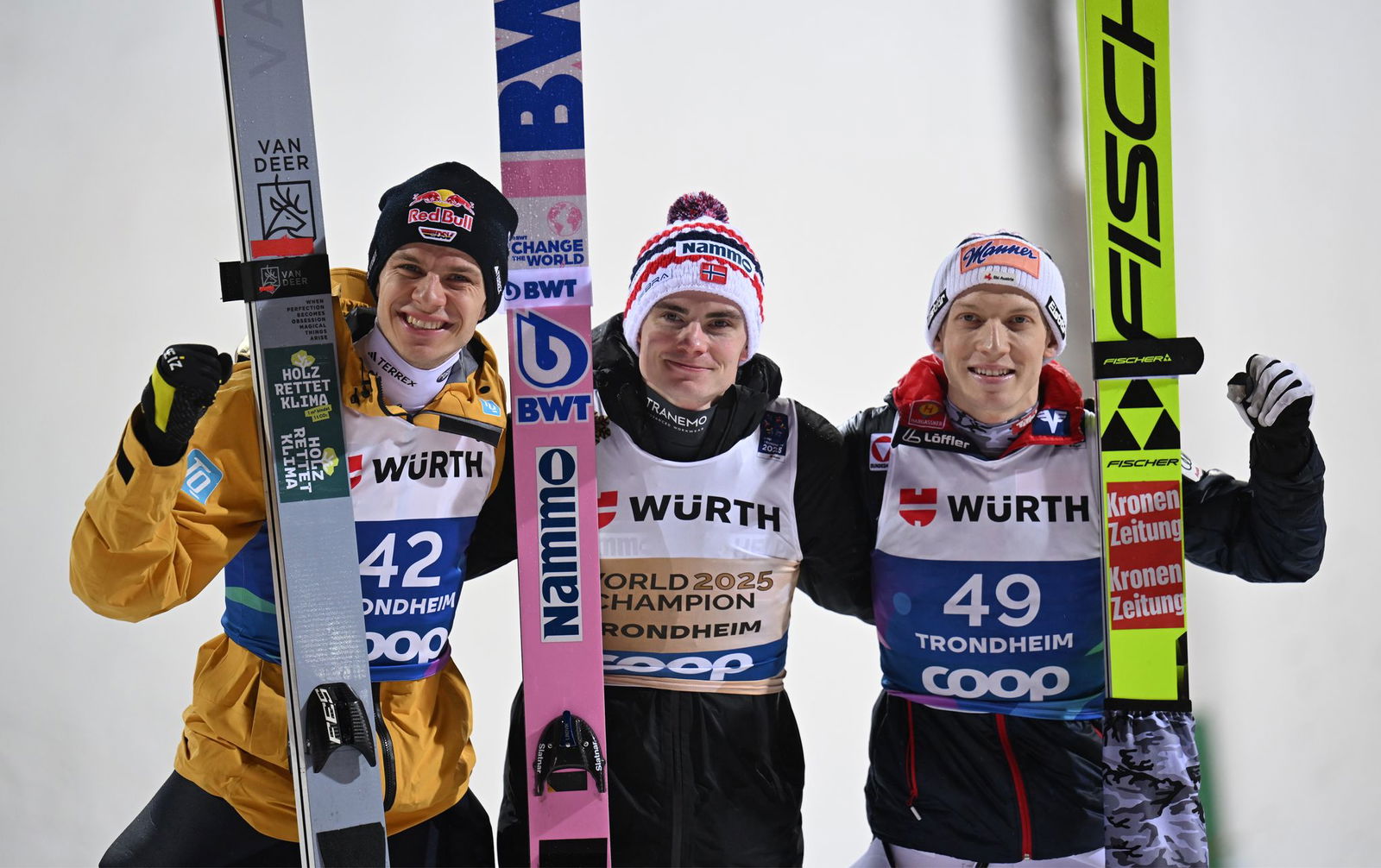 Das Siegerpodium mit (v.l.): Wellinger, Lindvik, Hörl