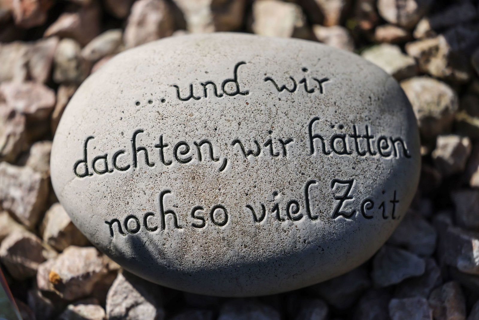 Auf einem Stein senden Eltern ihrem Kind auf dem Friedhof in Haltern eine Botschaft.