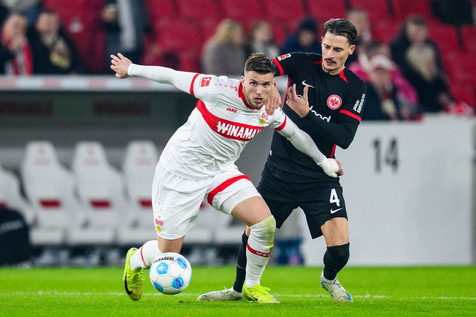 Der VfB Stuttgart und Stürmer Ermedin Demirovic (l.) sind in Frankfurt gefordert.