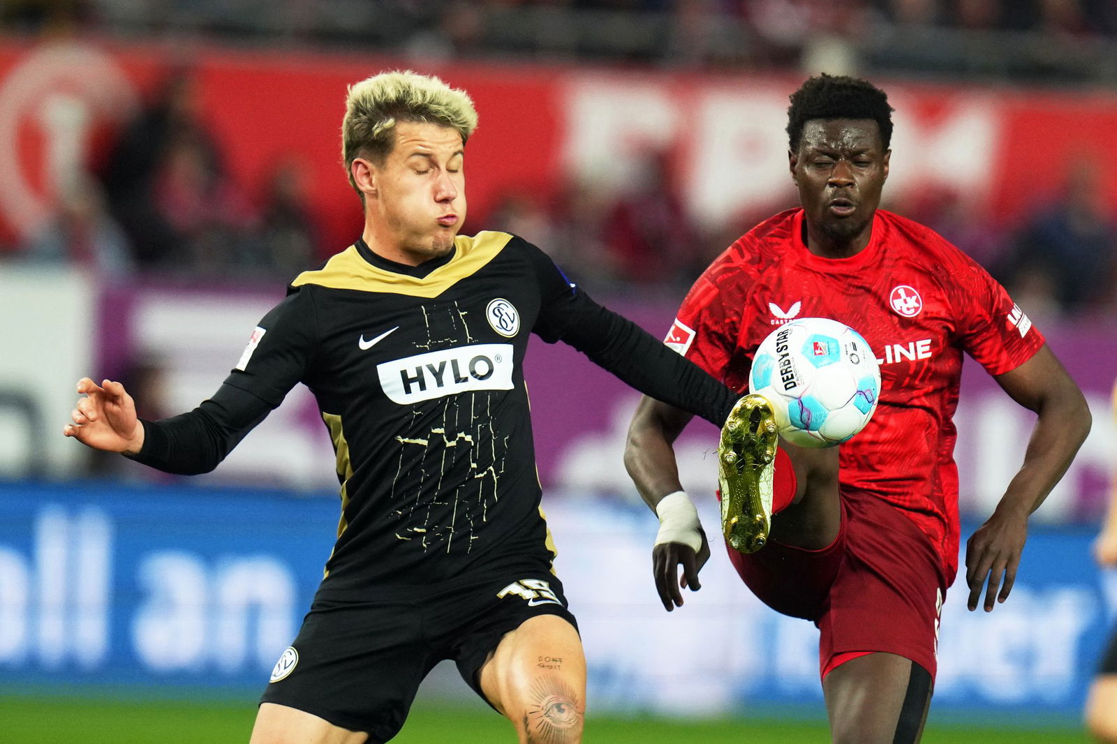 Ragnar Ache (r) brachte den 1. FC Kaiserslautern gegen die SV Elversberg in Führung.