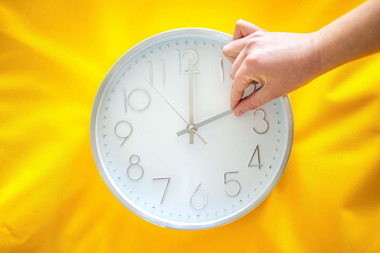 Zeitumstellung auf Raten und Bewegung an der frischen Luft - Krankenkassen geben Tipps für die Umstellung auf die Sommerzeit. (Symbolbild)