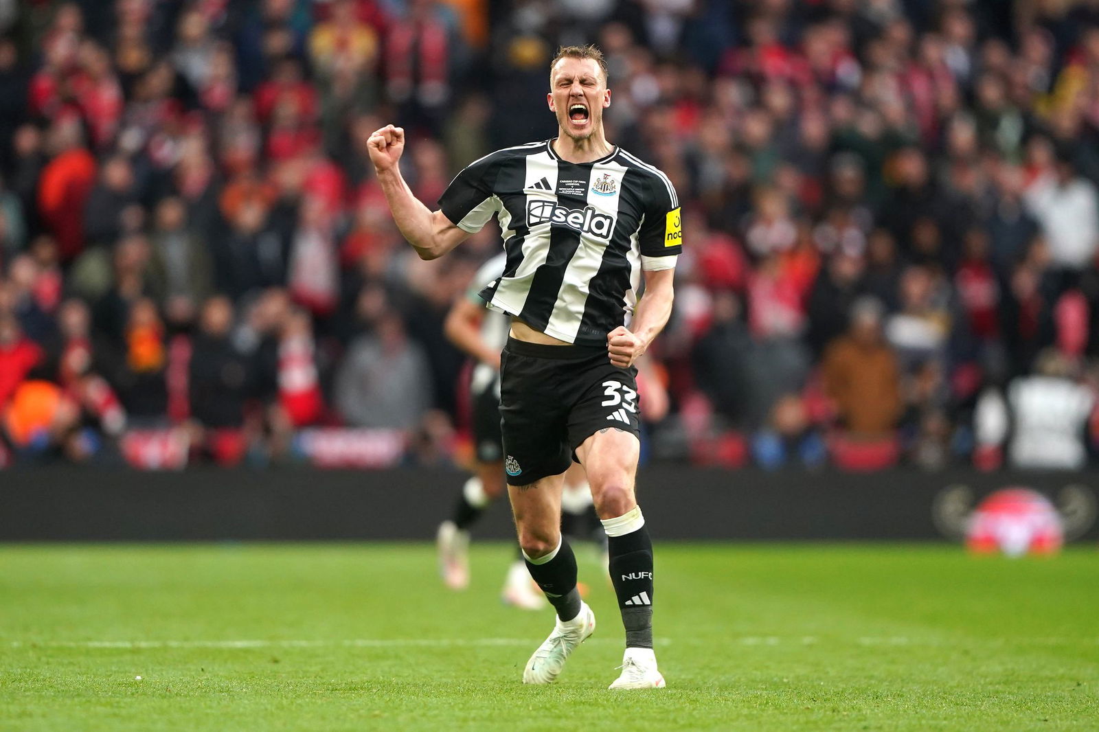 Dan Burn bejubelt seinen Treffer zum 1:0 für Newcastle United. Der Ligapokal-Gewinn ist der erste nationale Titelerfolg des Clubs seit 70 Jahren.