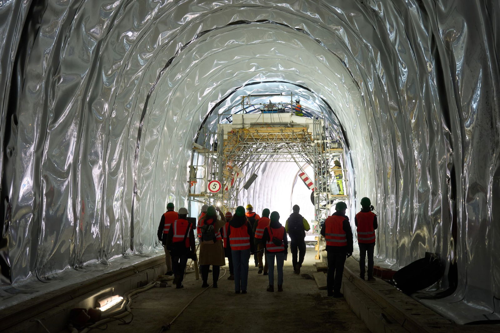 In einem der Tunnel sind nun Abdichtungen angebracht worden, darunter folgt bald die Betonschalung.