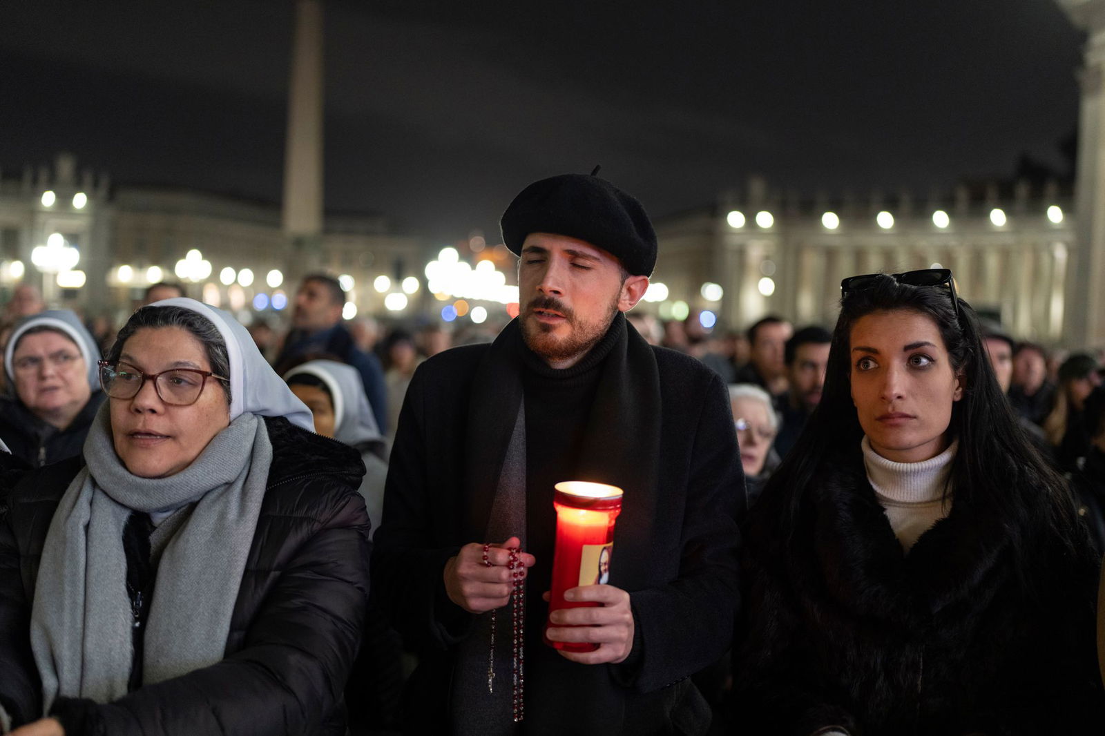 Gläubige beten auf dem Peterplatz für Franziskus (Archivbild). 