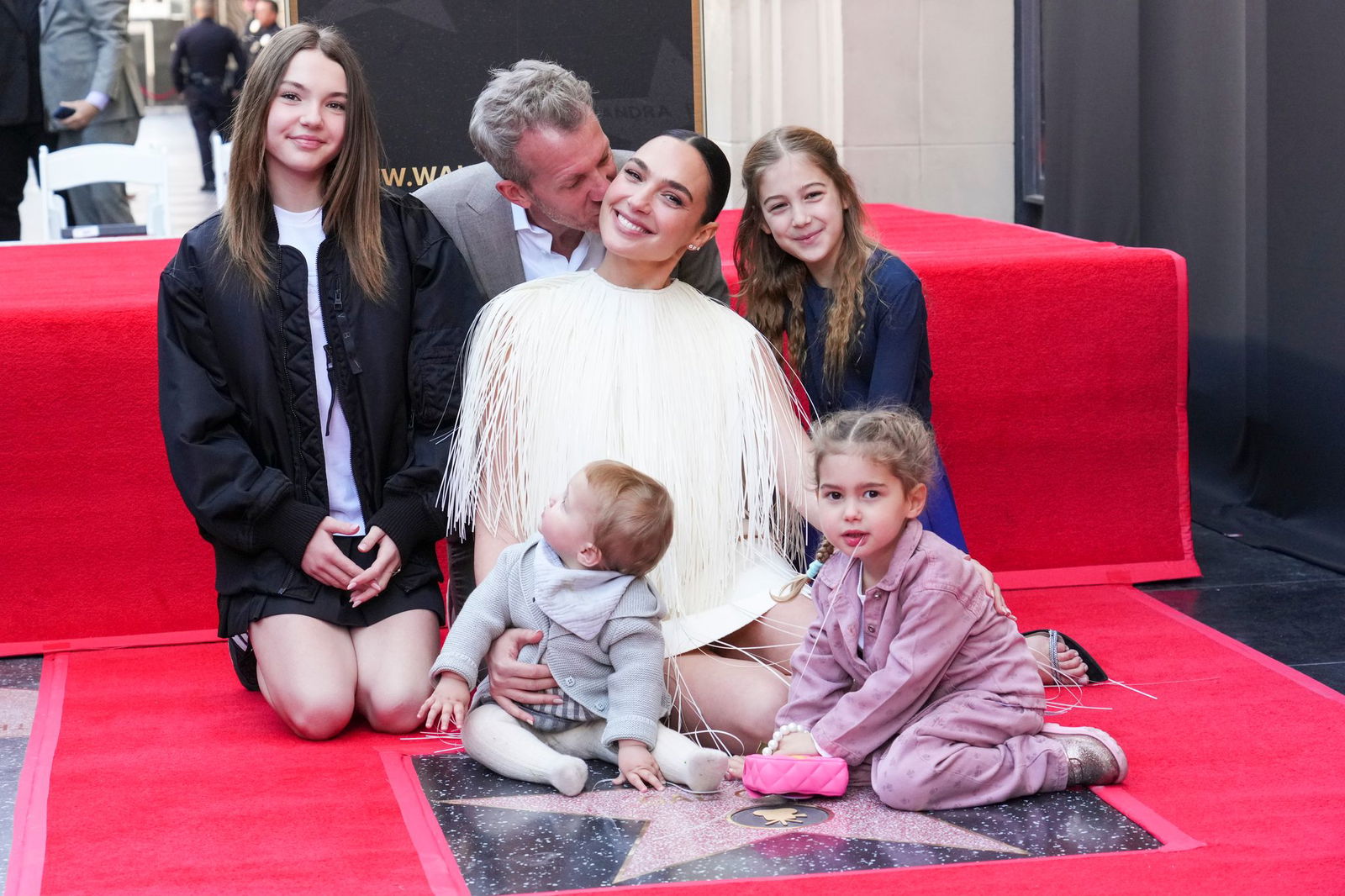 Mit Ehemann und ihren vier gemeinsamen Töchtern posiert Gal Gadot auf dem «Walk of Fame». 