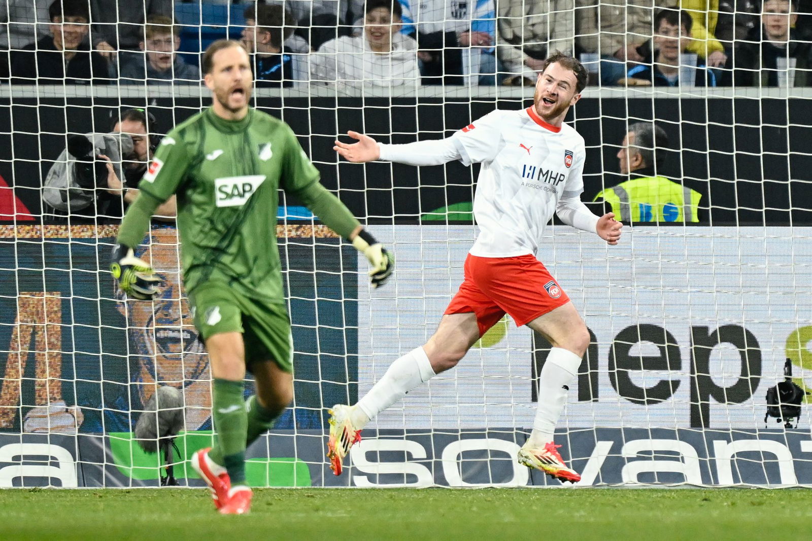Heidenheims Budu Siwsiwadse (r) schoss gegen die TSG 1899 Hoffenheim sein erstes Bundesliga-Tor.