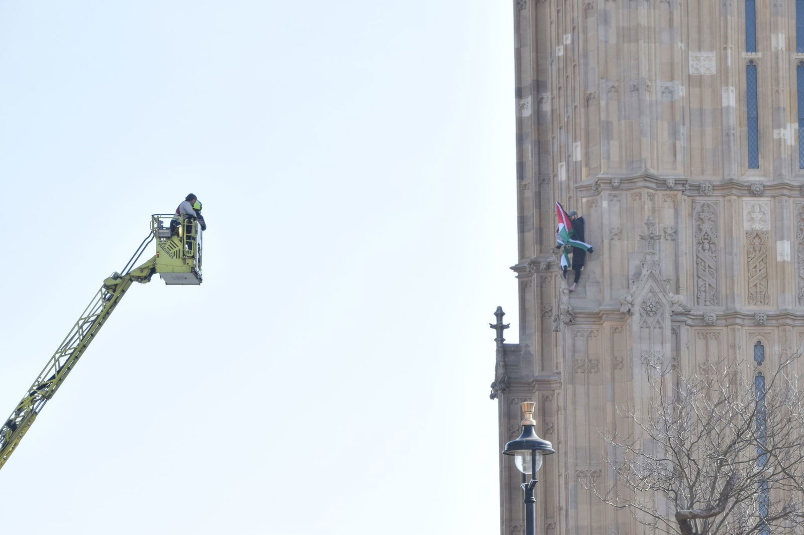 Schon tagsüber hatten Rettungskräfte ihn zum Herunterklettern bringen wollen.