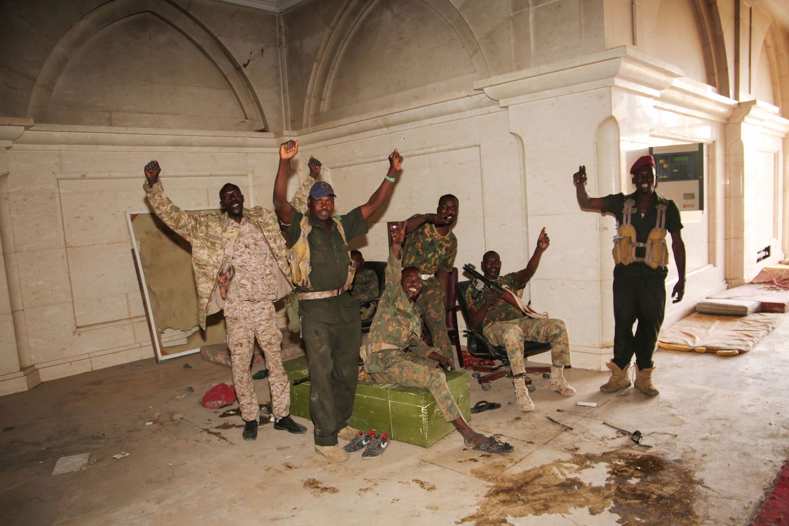 Soldaten der sudanesischen Armee nach der Übernahme des Präsidentenpalasts in Khartum