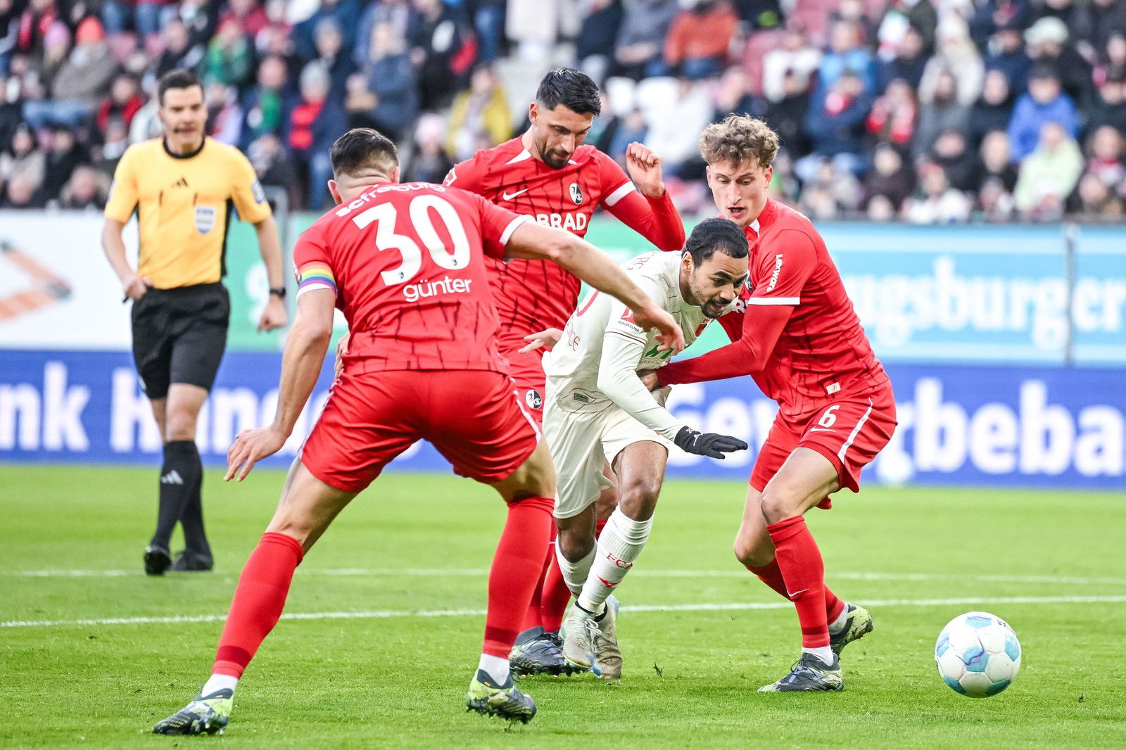 Alexis Claude-Maurice (2 v r) im Gewühl mit den Freiburgern.