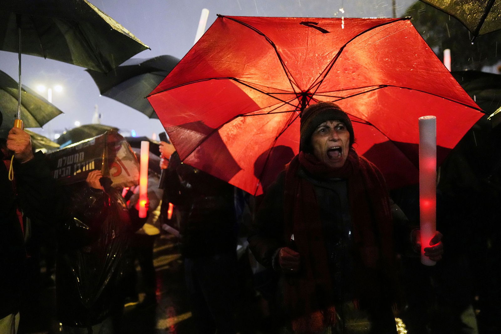 Bei den wütenden Protesten kommt es auch zu Zusammenstößen mit der Polizei. 