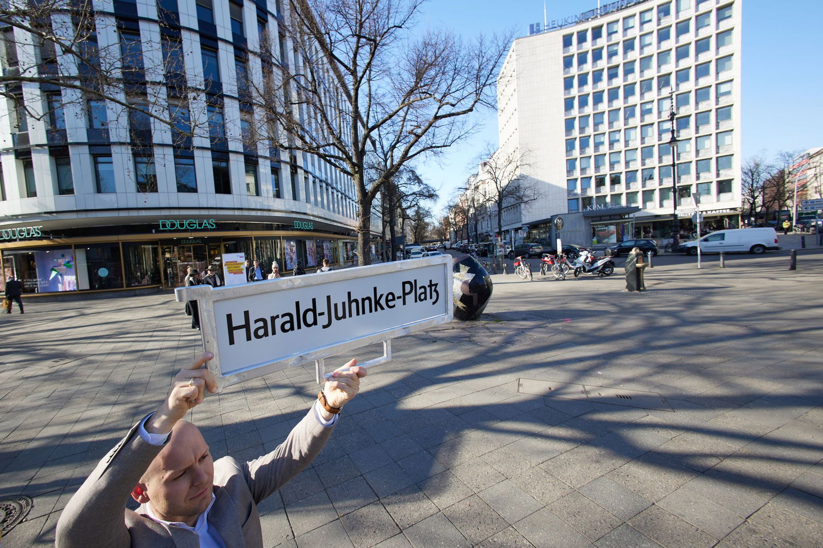 Das Straßenschild gibt es schon - am Kurfürstendamm soll ein Platz bald an Harald Juhnke erinnern. 