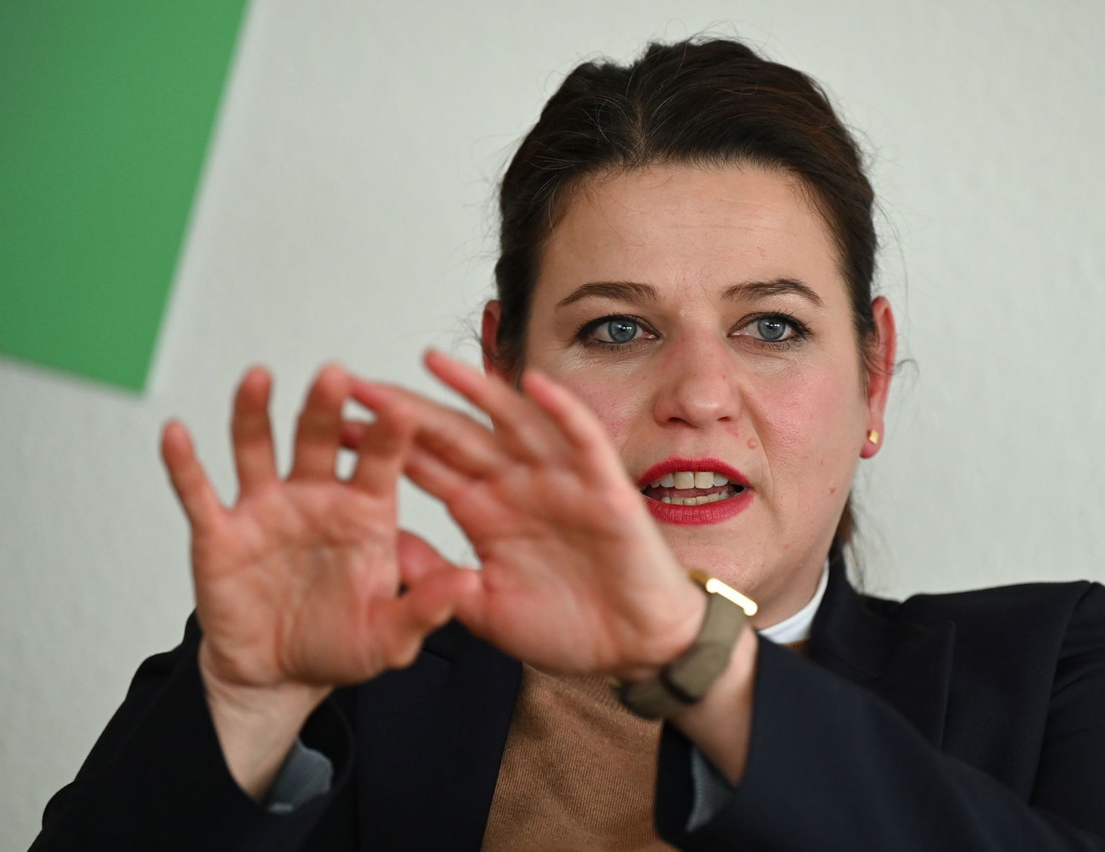 Susanne Wingertszahn, Vorsitzende des DGB Rheinland-Pfalz/Saarland, stellt den Ausbildungsreport vor. (Archivbild)