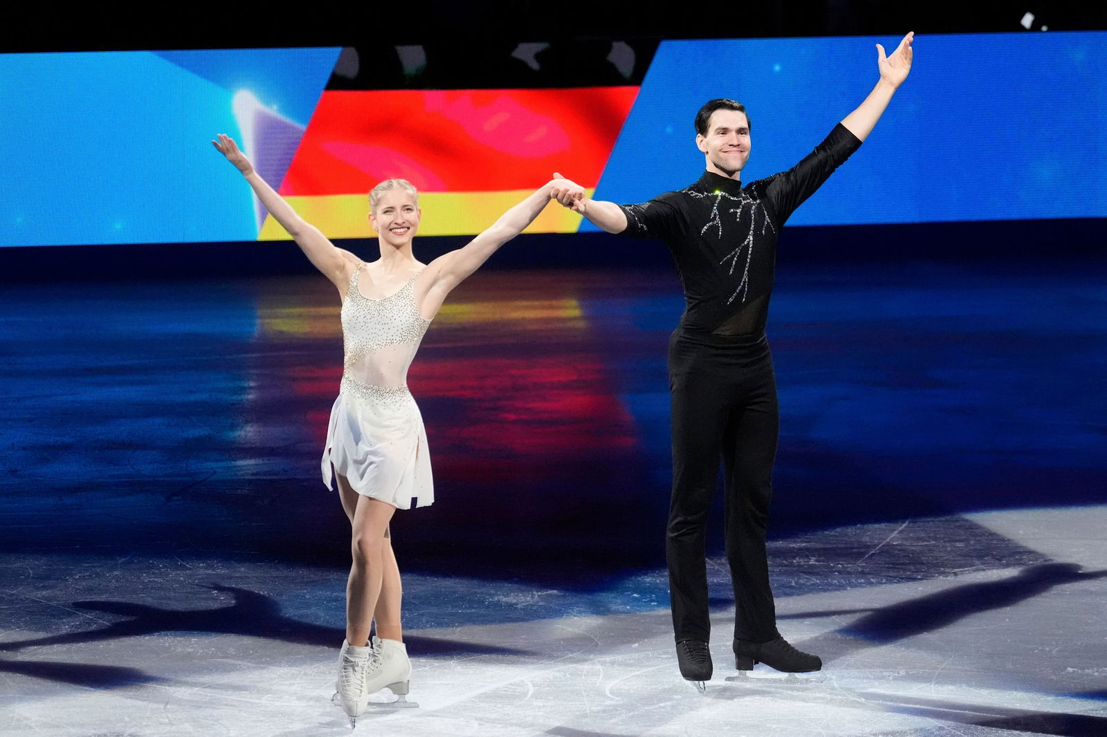 Minerva Hase (l) und Nikita Wolodin haben bei der Eiskunstlauf-WM Silber gewonnen.