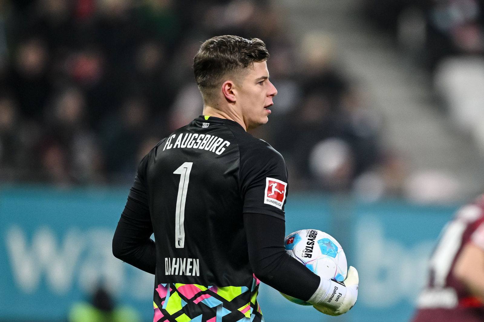 Der Augsburger Torwart Finn Dahmen ist in starker Form.