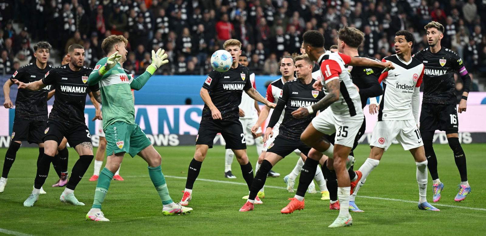 Eintracht Frankfurt und der VfB Stuttgart (schwarze Trikots) sorgten für eine unterhaltsame Begegnung.