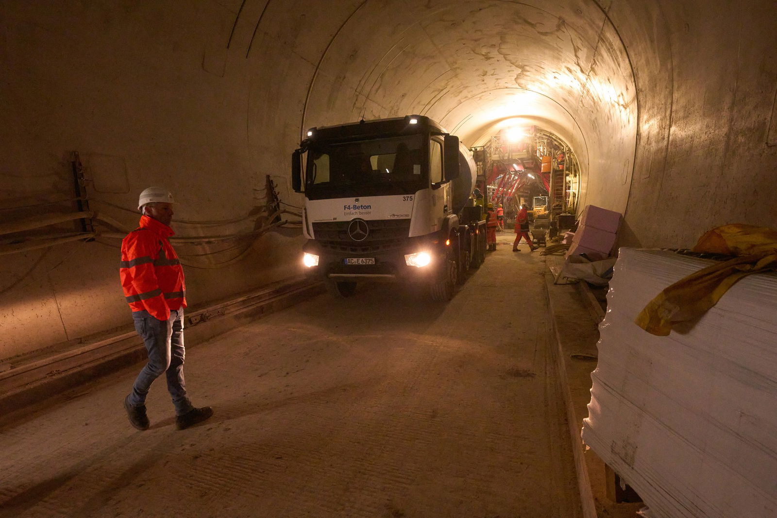 In diesem Tunnel ist von innen schon die Betonschale fertig, es fehlen quasi nur noch die Gleise und die Oberleitung.