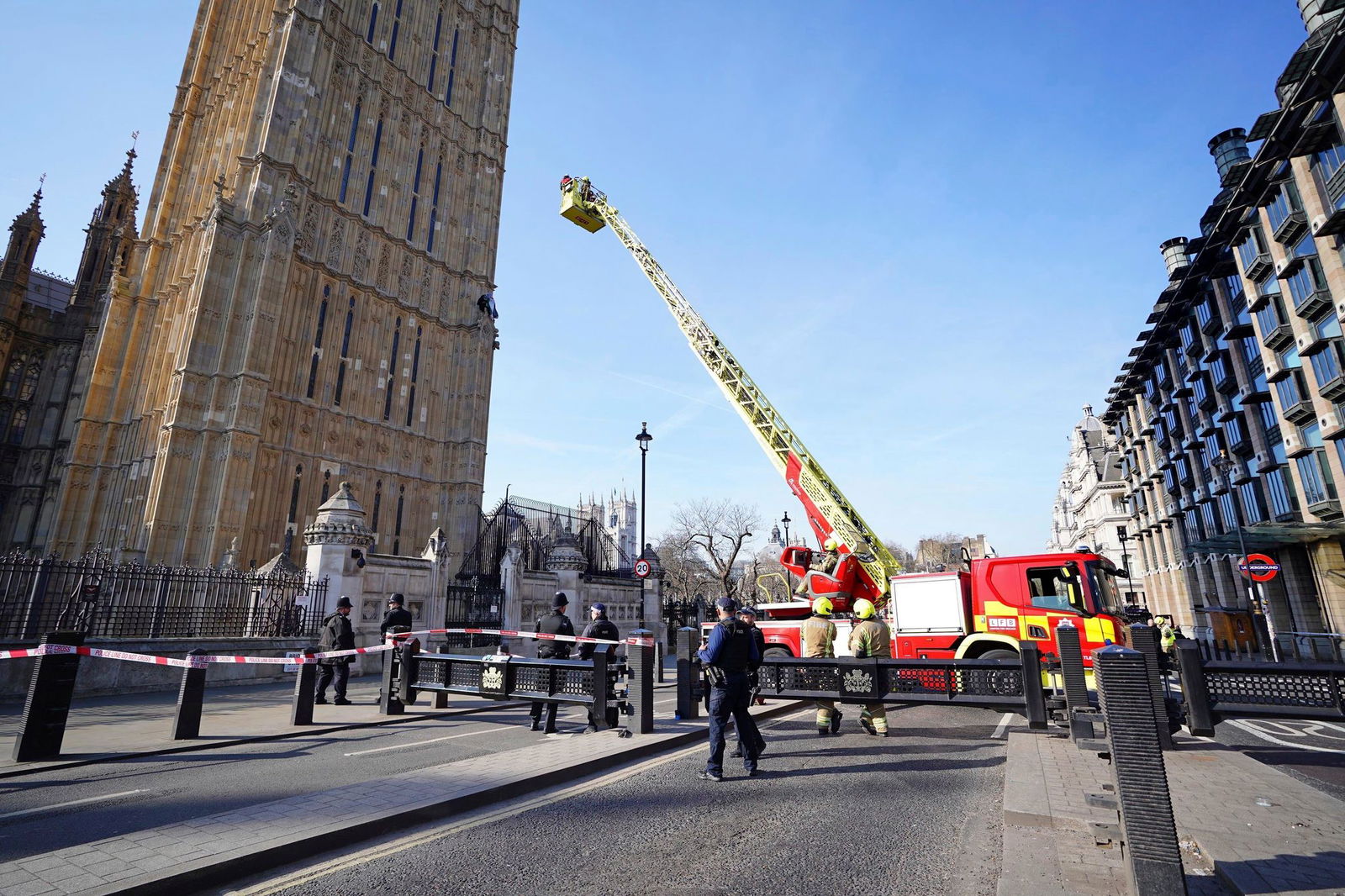 Großeinsatz in London: Ein Mann ist auf den Turm mit der Glocke Big Ben geklettert. 