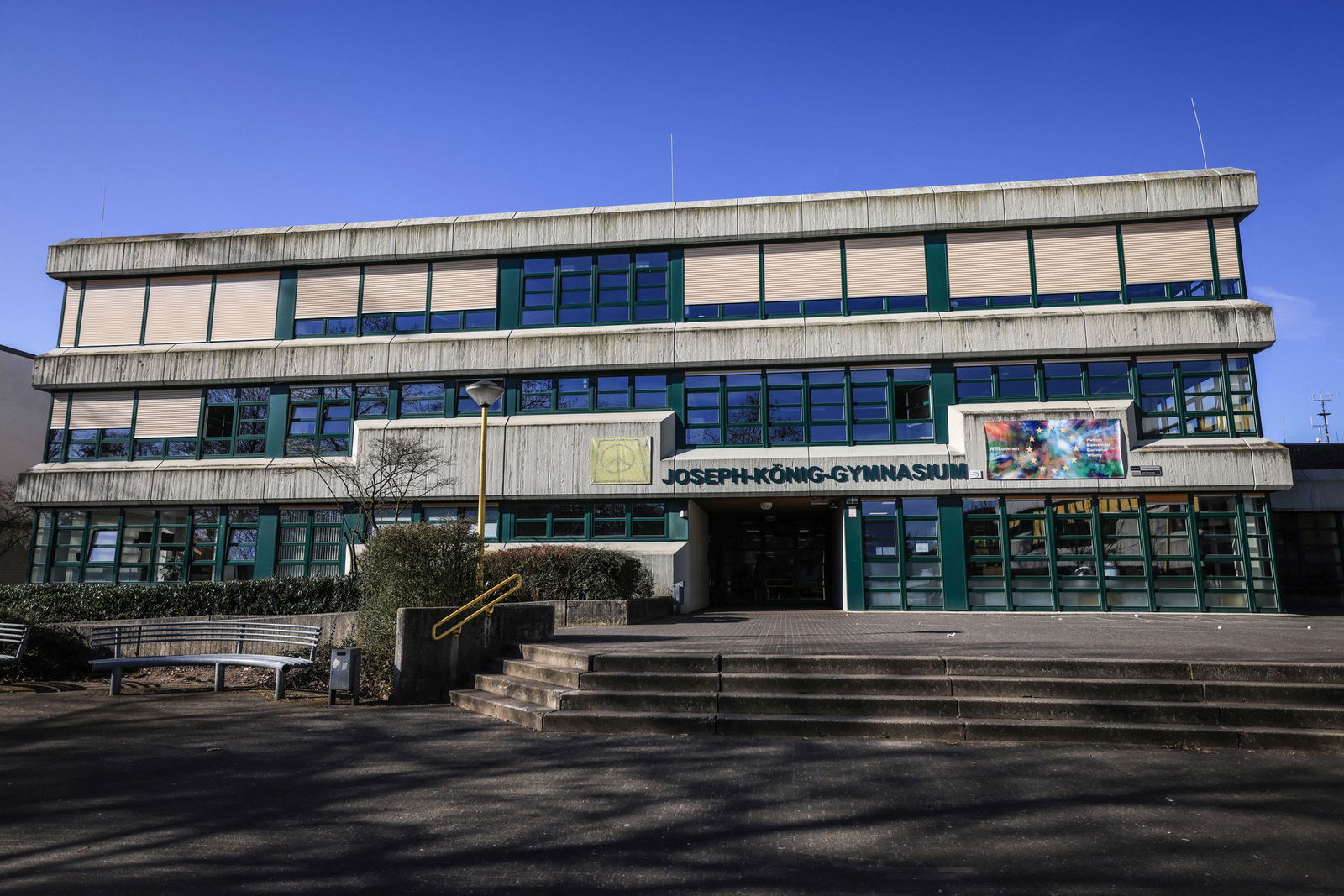 Das Joseph-König-Gymnasium in Haltern: Weltweit nahmen Menschen Anteil am Schicksal der Spanisch-Austauschgruppe, die beim Absturz von Flug 4U9525 starb.