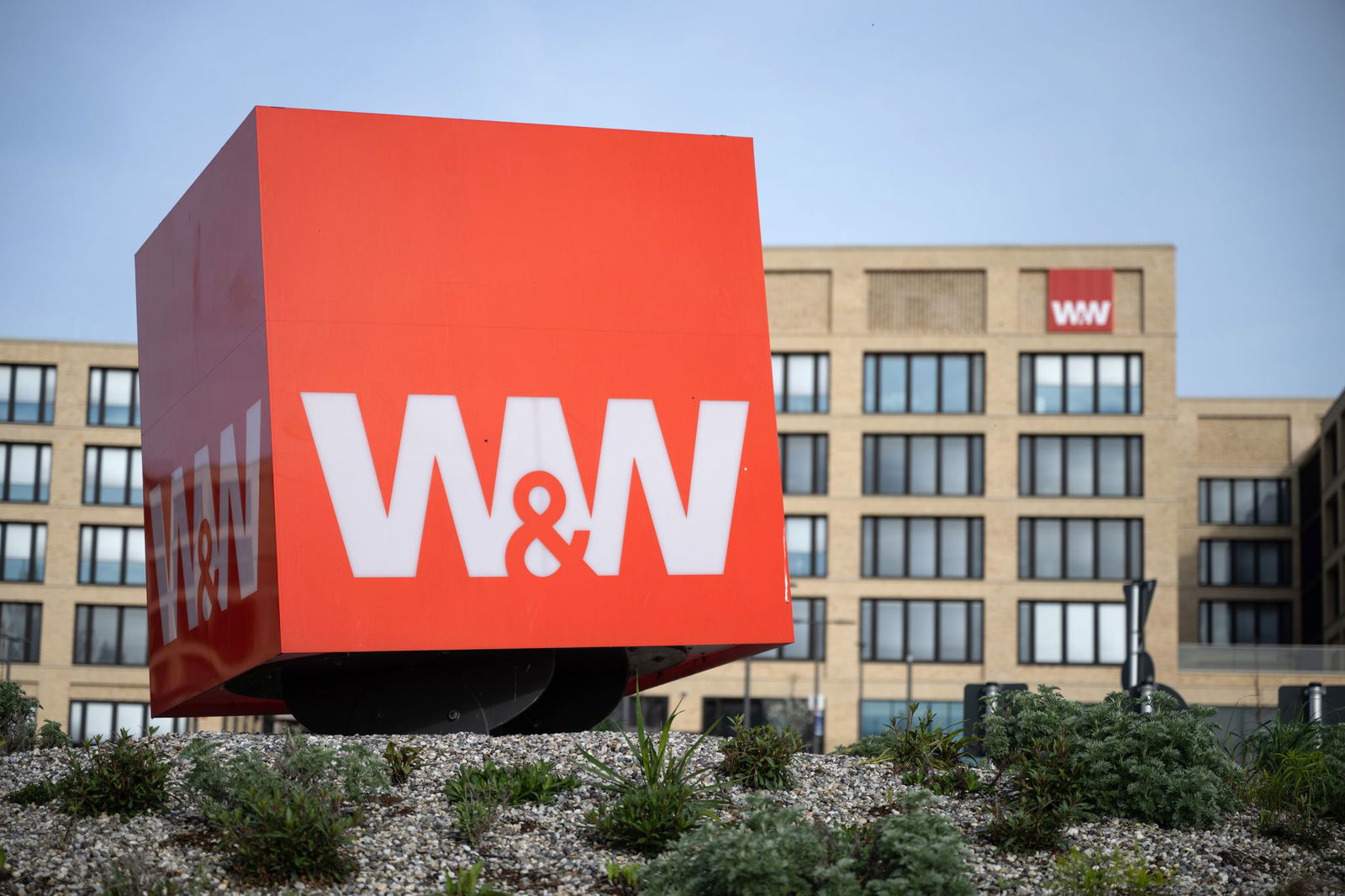 Der Finanzkonzern W&W hat 2024 deutlich weniger Gewinn gemacht. (Archivbild)