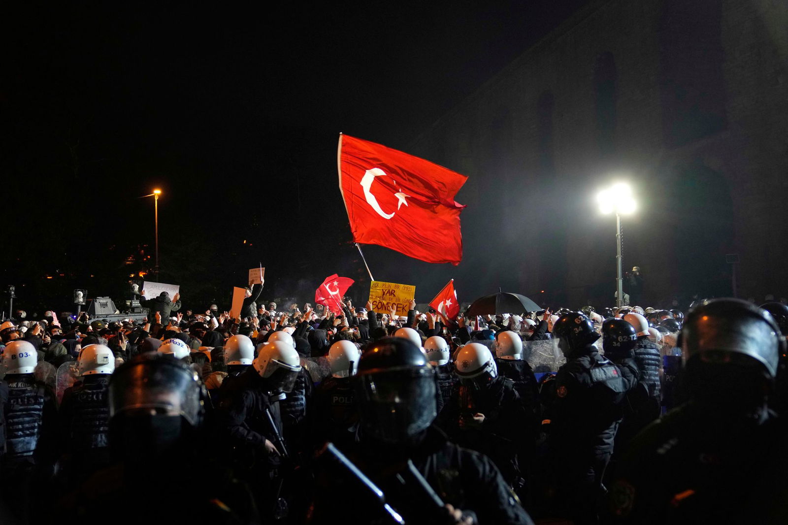 Seit knapp einer Woche gehen Menschen in der Türkei Verboten zum Trotz auf die Straße. (Archivbild)