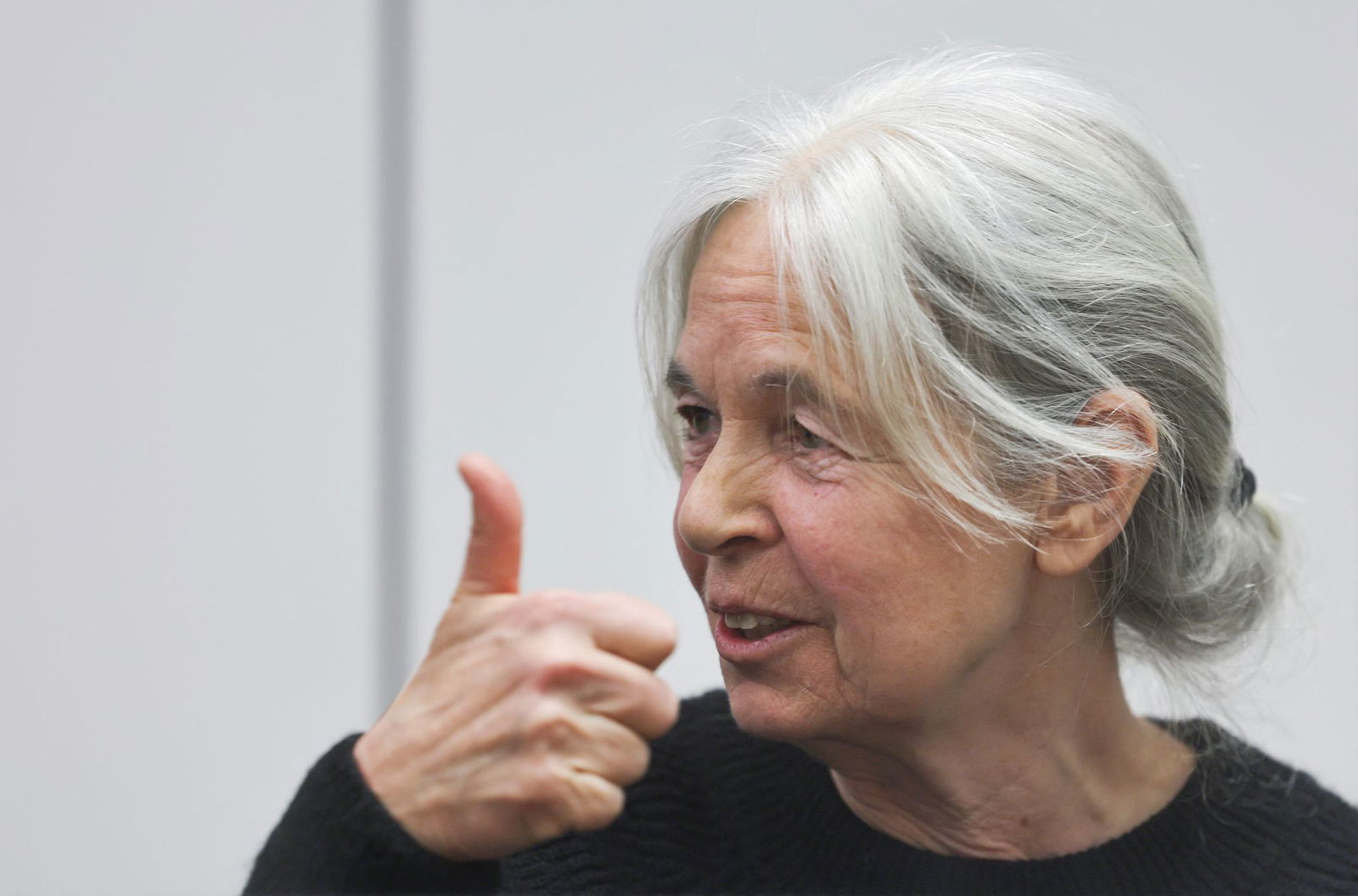 Die ehemalige RAF-Terroristin Daniela Klette wirkt am ersten Prozesstag gelassen.