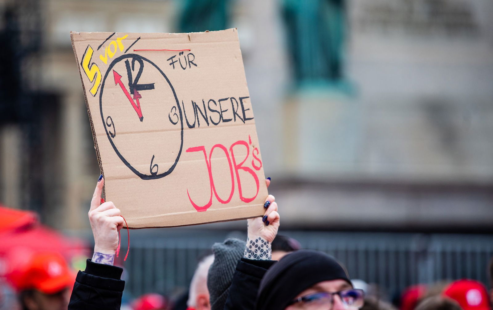 Symbolisch um «Fünf vor Zwölf» demonstrierten Industriebeschäftigte in fünf deutschen Städten.