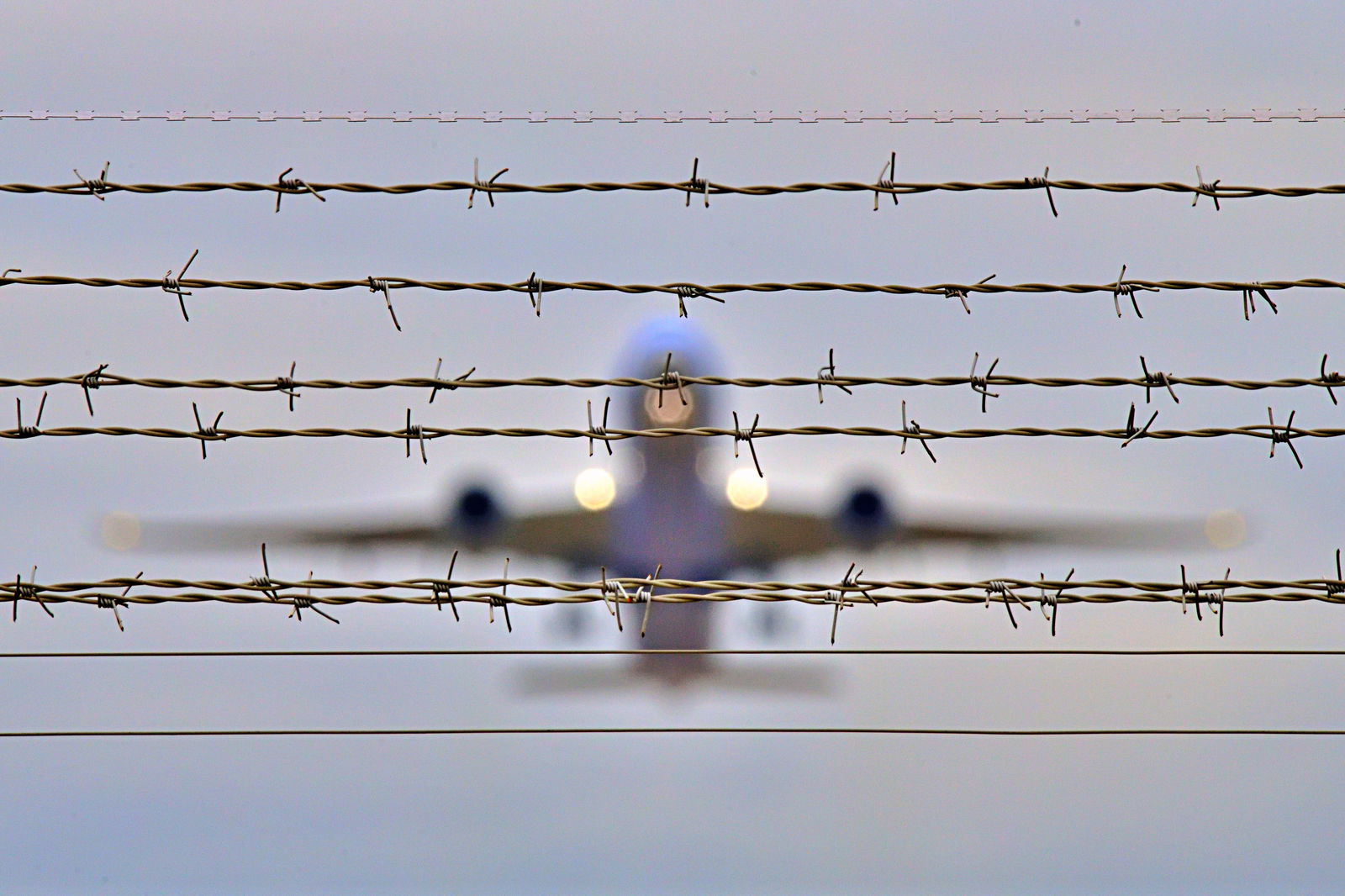 Abschiebehaft - ein Flugzeug hinter Stacheldraht