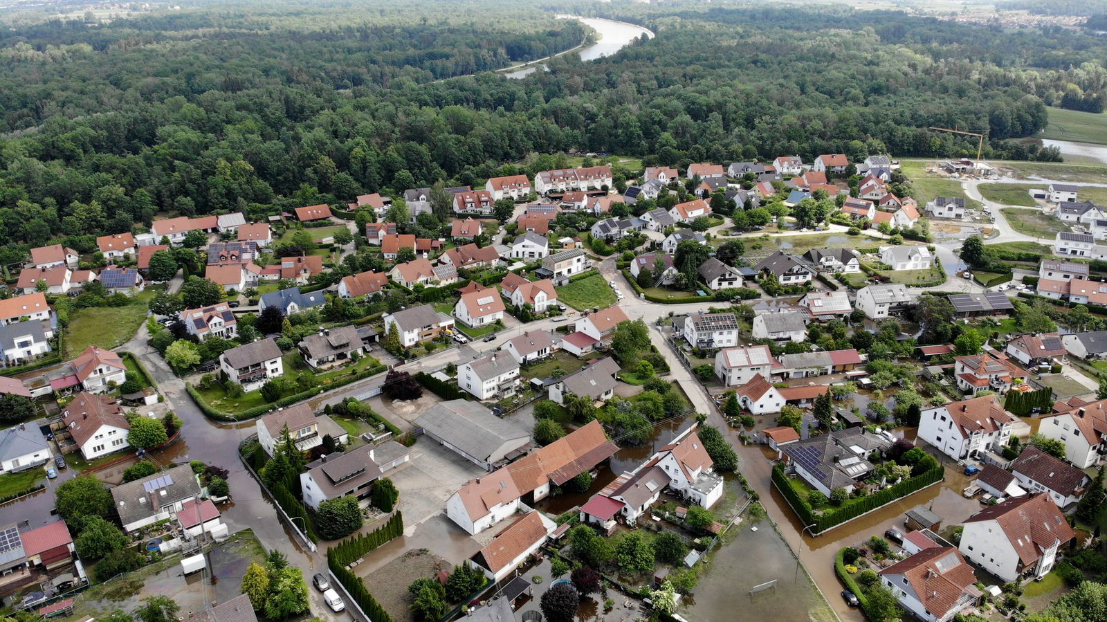 Bei dem Hochwasser 2024 waren viele Straßen in Offingen überschwemmt worden. (Archivbild)