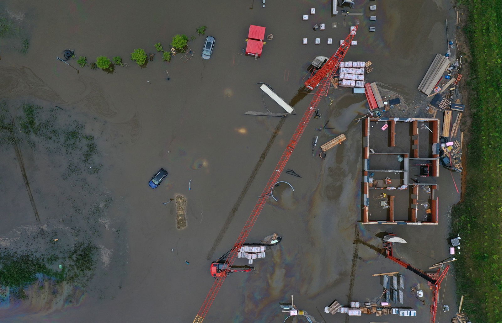 Während des Hochwassers in Schwaben kenterte ein Feuerwehrmann mit einem Rettungsboot. Nach zehn Monaten wurde wieder nach dem 22-Jährigen gesucht. (Archivbild)